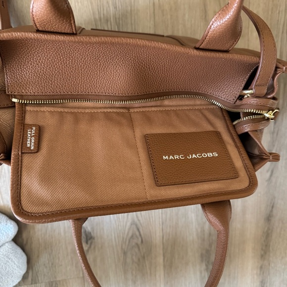 Marc Jacobs Medium Tote Bag with Structured Design and Embossed Text - Picture 9 of 12